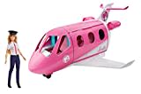 Barbie Flugzeug mit Pilotin Barbie Puppe, mit beweglichen Räder und 15x Barbie Zubehör inkl. Haustier und Trolley, in rosa, Spielzeug ab 3 Jahre, GJB33