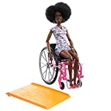 Barbie Fashionistas, Schwarze schwarzen Haaren, Rollstuhl mit farbigem Overall, Rollstuhl mit Rampe, inkl Puppe, Geschenk für Kinder, Spielzeug ab 3 Jahre,HJT14