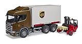 bruder 03582 - Scania Super 560R UPS Logistik LKW mit Mitnahmestapler - 1:16 Fahrzeuge, Paketzusteller, Spedition, Stapler, Transporter, Spielzeug ab 4 Jahre