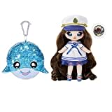 Na Na Na Surprise 2-in-1 Modepuppe und Glitzer-Pompom Tasche, SAILOR BLU. Matrosenpuppe mit luxuriösen Outfits und Accessoires. Sparkles Serie. Modepuppe zum Sammeln für Jungen und Mädchen ab 5 Jahren