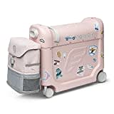 Stokke JetKids Reiseset, Pink - Enthält Aufsitzkoffer & Bordbett + Verstellbares, leichtes & erweiterbares Crew Backpack - Reiseutensilien für Kids - Ideal für Kinder von 3-7 Jahren