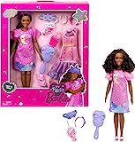 Barbie – Puppe für Kindergartenalter, My First Brooklyn” Deluxe Puppe, 34 cm große, Schwarze Haare, Zubehör, beweglichem Körper, Outfits zu den Themen Party und Schlafenszeit, ab 3J+,HMM64